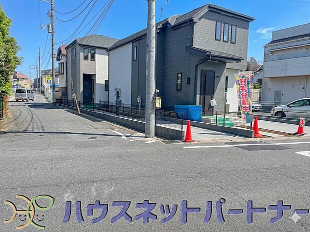 前面道路の日当たりの良い明るいお家。