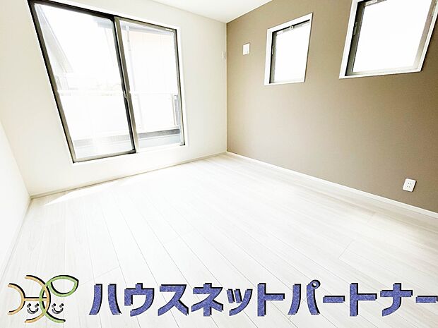 バルコニーに直接出入りできるお部屋です。ちょっと外の空気を吸いたい時や、ベランダでミニガーデニングなども楽しめそうです。