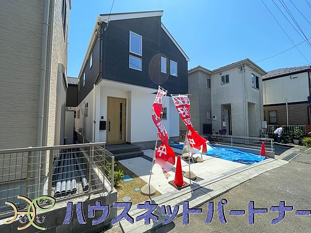 前面道路の日当たりの良い明るいお家。