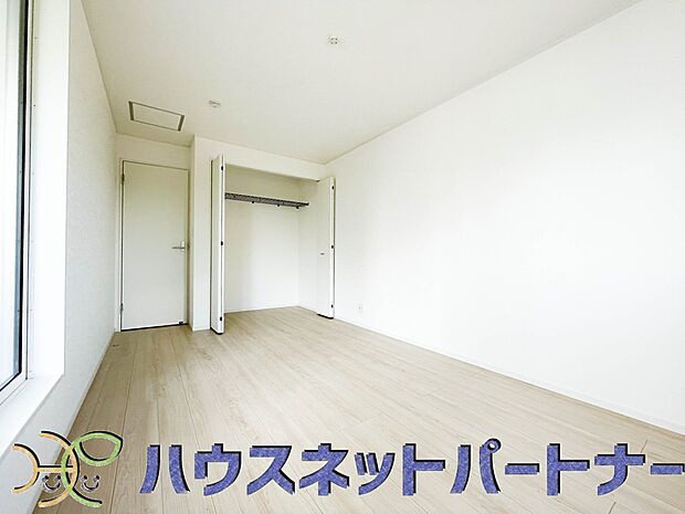 ベッドを置いて主寝室をイメージ。それでも広々してますね。