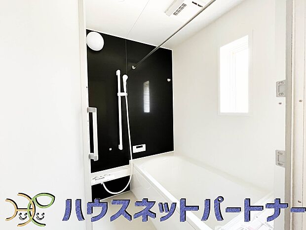 高級感溢れるカラーと大きさ・柔らかな曲線で構成された半身浴も楽しめるバスタブが心地よさをもたらします。