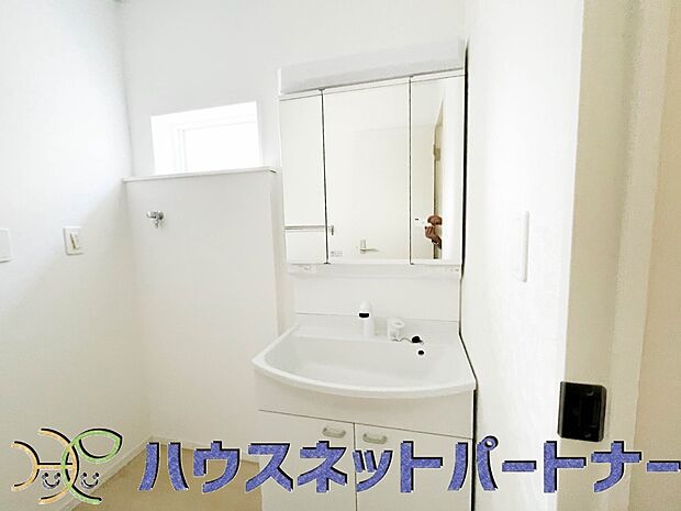大きく見やすい三面鏡で清潔感ある洗面台は、身だしなみチェックや肌のお手入れに最適です。何かと物が増える場所だからこそ、スッキリと見映えの良い空間に拵えました。