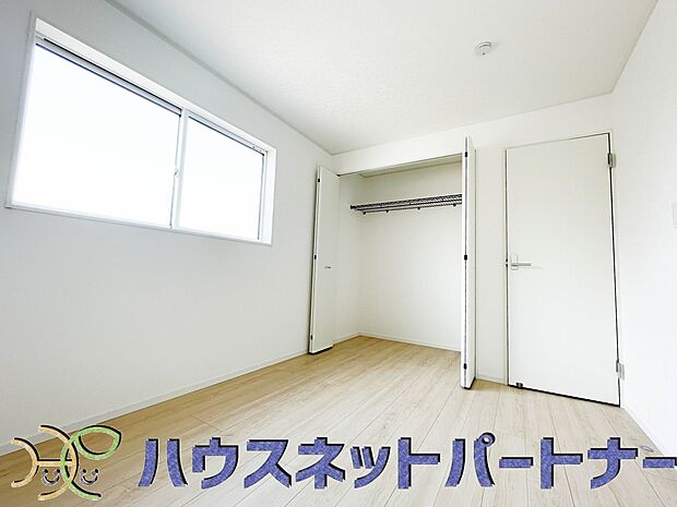 壁面クローゼットのメリットは、衣類が横一列に並ぶためひと目で洋服が選びやすいこと。衣類をたくさんお持ちの方も、限られたスペース内に無理なく収納することができます。