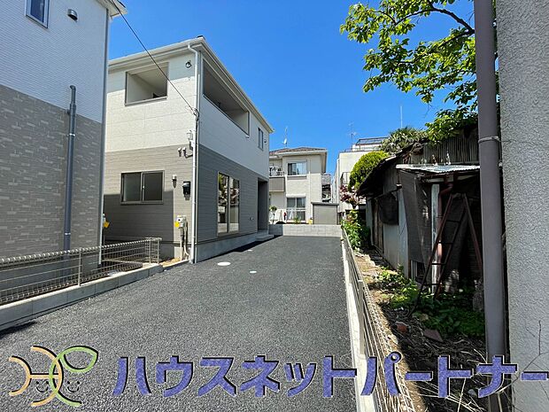 前面道路の日当たりの良い明るいお家。