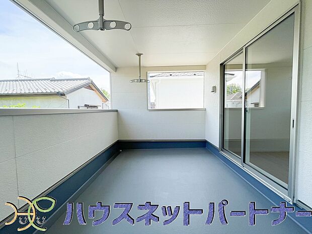 朝の澄んだ空気や、夕方に吹く清々しい風を五感で感じられるバルコニー。住まいの中で屋外にあって、本当の自然を感じられるスペースです。