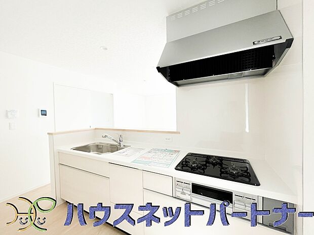 カウンターキッチンなら、リビングで遊ぶ子供の様子を見ながら料理ができるので安心です。料理を運んでもらったり、子供にお手伝いしてもらいやすいのもいいですね♪