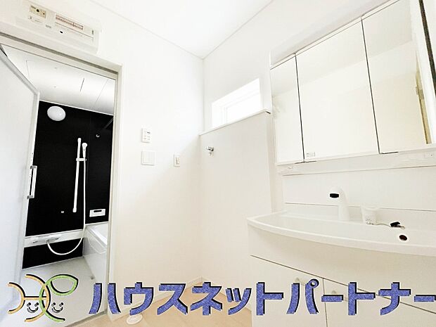 洗面室のある脱衣所は広々。脱いだお洋服をそのままお洗濯。