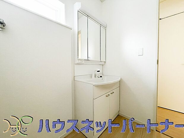 毎日使う洗濯機。しっかりと奥行きのある置き場が確保されています。