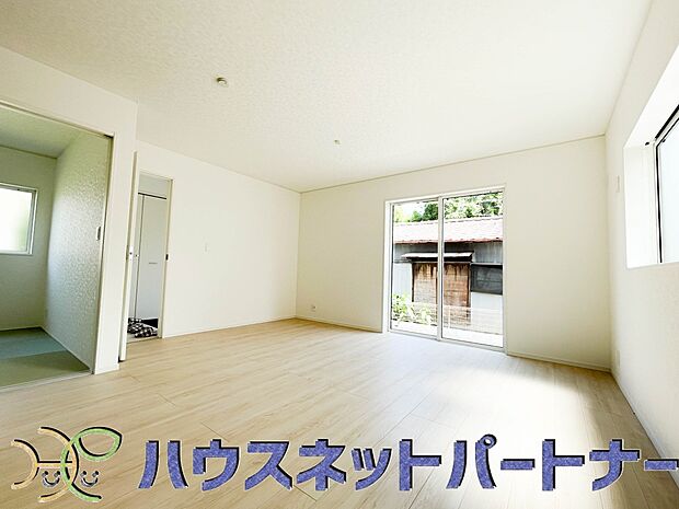 明るく開放的なダイニング。家族とのコミュニケーションが取りやすく、みんなの笑顔が溢れます