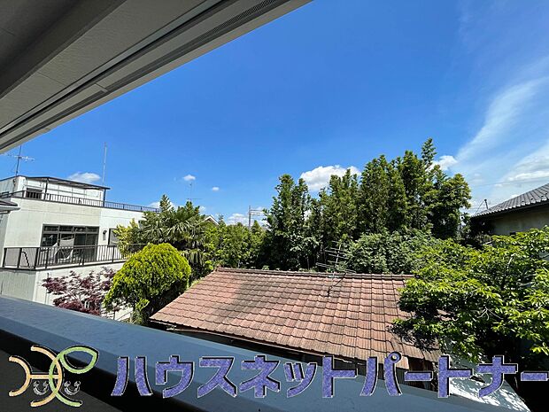 周辺は高い建物が無く、解放感が感じられます。
