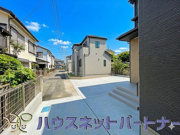 玄関の扉を開けるとそこは家族の待つお家。笑い声が聞こえてきそう。