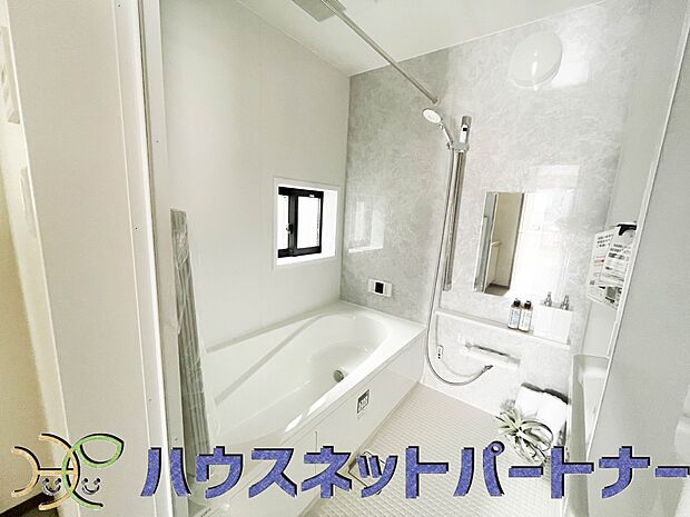 高級感溢れるカラーと大きさ・柔らかな曲線で構成された半身浴も楽しめるバスタブが心地よさをもたらします。
