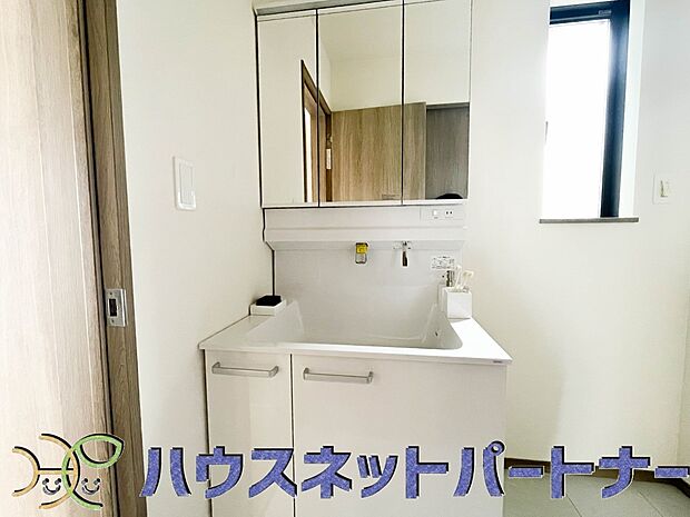 大きく見やすい三面鏡で清潔感ある洗面台は、身だしなみチェックや肌のお手入れに最適です。何かと物が増える場所だからこそ、スッキリと見映えの良い空間に拵えました。