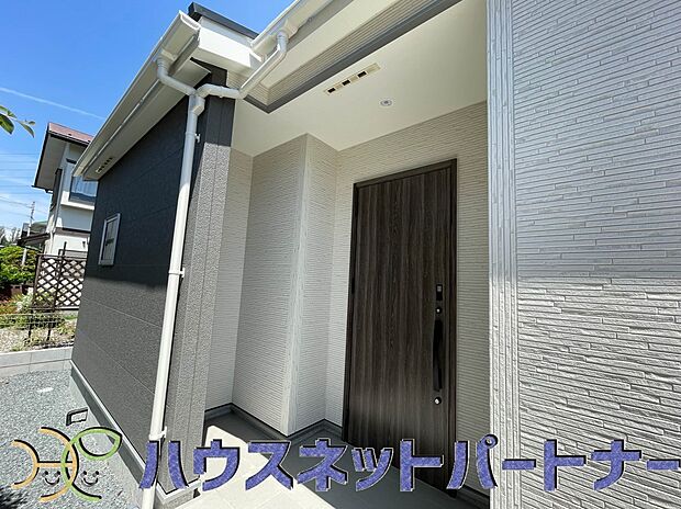 玄関の扉を開けるとそこは家族の待つお家。笑い声が聞こえてきそう。