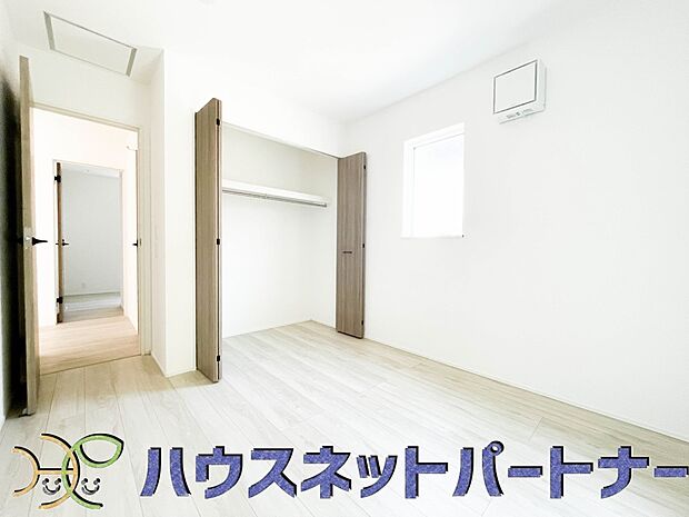 ウォークインクローゼットのメリットは、衣類の他、バッグやアクセサリーなど、身につけるものを一部屋に集めて管理できること。必要なときに見つけやすいです。
