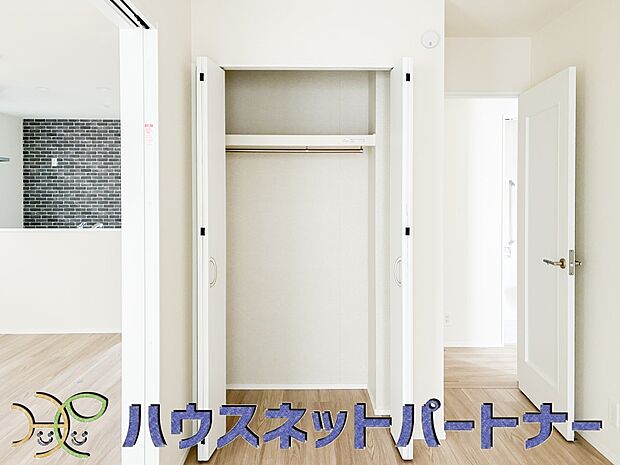 壁面クローゼットのメリットは、衣類が横一列に並ぶためひと目で洋服が選びやすいこと。衣類をたくさんお持ちの方も、限られたスペース内に無理なく収納することができます。