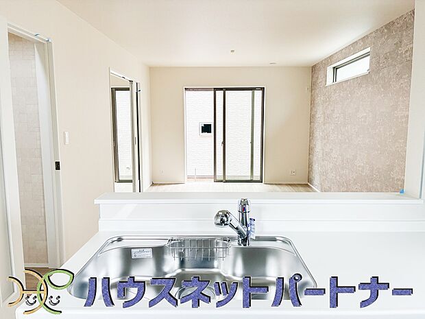 カウンターキッチンなら、リビングで遊ぶ子供の様子を見ながら料理ができるので安心です。料理を運んでもらったり、子供にお手伝いしてもらいやすいのもいいですね♪
