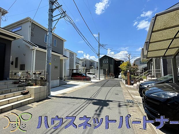 季節感を演出する多彩な樹木と豊かな彩りが重なり、四季折々の変化を楽しめる心地よい場所となることでしょう。時間の経過と共に味わいが出る素敵な空間へ。 