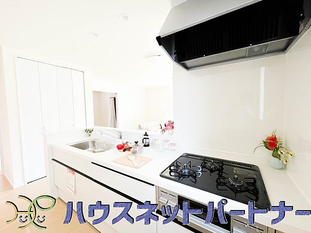 三口コンロで料理の幅を拡げてくれる使いやすいシステムキッチンを採用。洗い場も大きいので野菜や食器を洗ったりする際にも捗り、奥様の強い味方となってくれるはずです。
