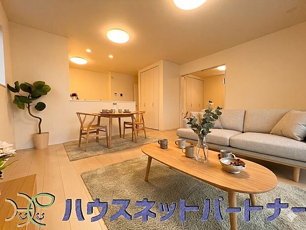 明るく開放的なダイニング。家族とのコミュニケーションが取りやすく、みんなの笑顔が溢れます
