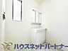室内：毎日使う洗濯機。しっかりと奥行きのある置き場が確保されています。
