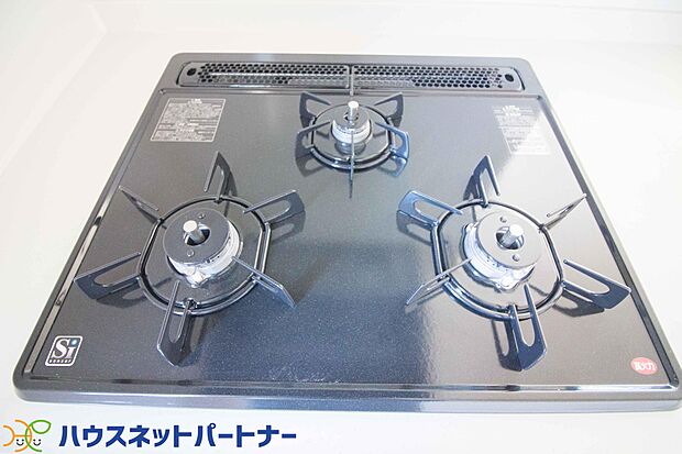 三口コンロで料理の幅を拡げてくれる使いやすいシステムキッチンを採用。洗い場も大きいので野菜や食器を洗ったりする際にも捗り、奥様の強い味方となってくれるはずです。