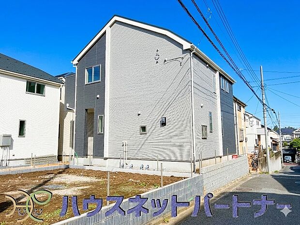 街に溶け合う美しい景観と、採光や風通しを考えて設計された間取り。近隣の視線を考え調整した窓位置など、外観だけでなく、住まうご家族の心地よさを最優先しました。