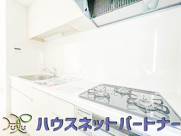 カウンターキッチンなら、リビングで遊ぶ子供の様子を見ながら料理ができるので安心です。料理を運んでもらったり、子供にお手伝いしてもらいやすいのもいいですね♪