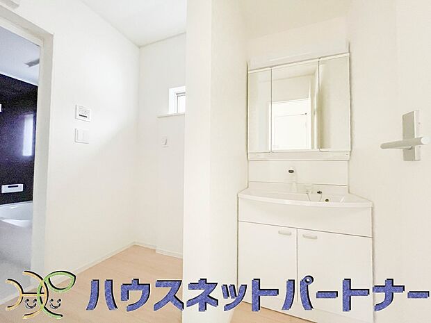 洗面室のある脱衣所は広々。脱いだお洋服をそのままお洗濯。