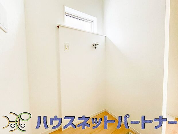毎日使う洗濯機。しっかりと奥行きのある置き場が確保されています。