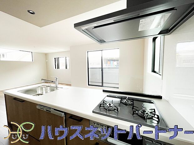 カウンターキッチンは広くて収納力もあるので、快適に料理をすることができます。食器や炊事用具を手の届くところに配置しやすいため調理もスピーディーです。