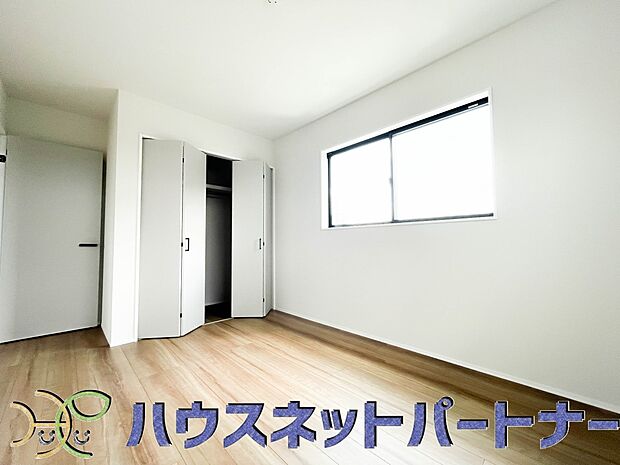 ベッドを置いて主寝室をイメージ。それでも広々してますね。