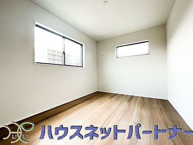 柔らかな光り差し込む家族に優しい洋室は子供部屋にぴったり。