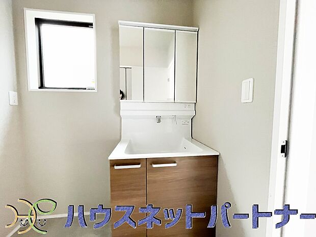 大きく見やすい三面鏡で清潔感ある洗面台は、身だしなみチェックや肌のお手入れに最適です。何かと物が増える場所だからこそ、スッキリと見映えの良い空間に拵えました。