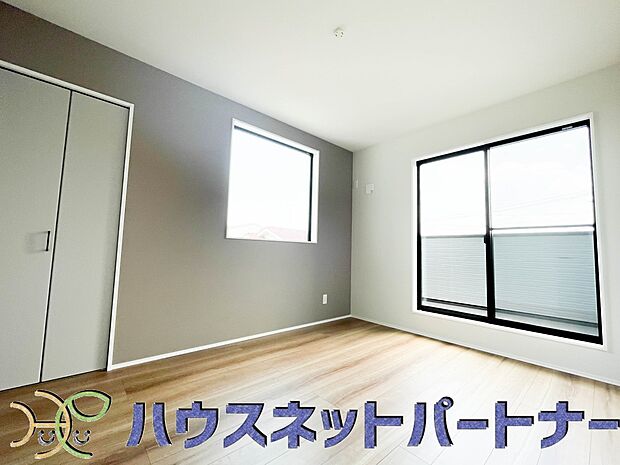 多くの人がお困りの住まいの収納。壁面クローゼットがあればタンスを置く必要がなく、出っ張りのないスッキリ空間を維持できます。限られたスペースを有効に活用できそう。