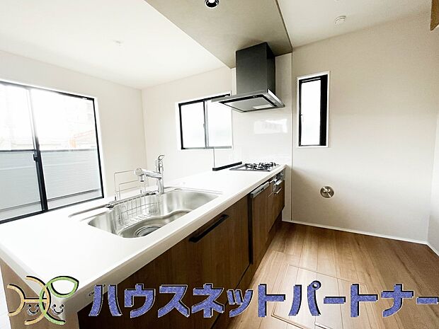 キッチン吊戸棚を無くす事によって、コミュニケーションを重視した設計に致しました。区画によって変わる一体感を、実際にご覧になって頂けましたらと思います。