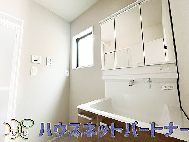 洗面室のある脱衣所は広々。脱いだお洋服をそのままお洗濯。