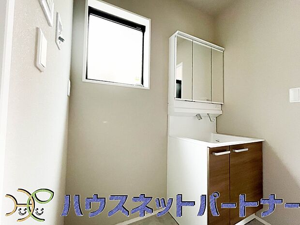 毎日使う洗濯機。しっかりと奥行きのある置き場が確保されています。