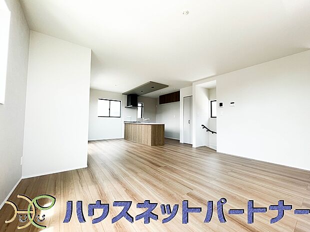 明るく開放的なダイニング。家族とのコミュニケーションが取りやすく、みんなの笑顔が溢れます
