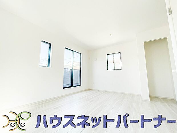 バルコニーに直接出入りできるお部屋です。ちょっと外の空気を吸いたい時や、ベランダでミニガーデニングなども楽しめそうです。