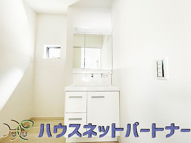 毎日使う洗濯機。しっかりと奥行きのある置き場が確保されています。