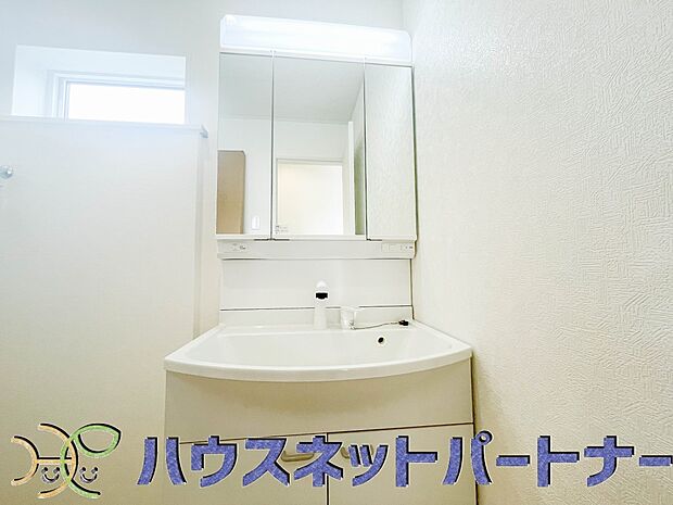 大きく見やすい三面鏡で清潔感ある洗面台は、身だしなみチェックや肌のお手入れに最適です。何かと物が増える場所だからこそ、スッキリと見映えの良い空間に拵えました。