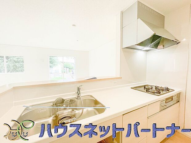 カウンターキッチンなら、リビングで遊ぶ子供の様子を見ながら料理ができるので安心です。料理を運んでもらったり、子供にお手伝いしてもらいやすいのもいいですね♪