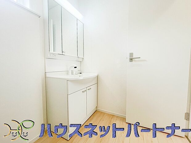 洗面室のある脱衣所は広々。脱いだお洋服をそのままお洗濯。