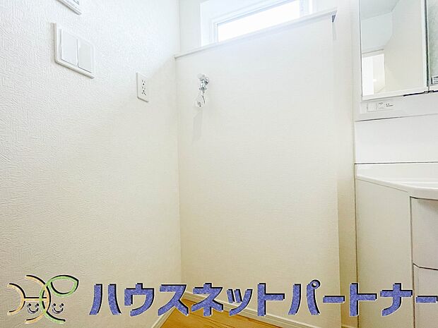かさばるタオル類も、すっきりしまって使いやすく。収納物の量に合わせて、可動棚を調整できます。