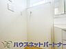 室内：かさばるタオル類も、すっきりしまって使いやすく。収納物の量に合わせて、可動棚を調整できます。