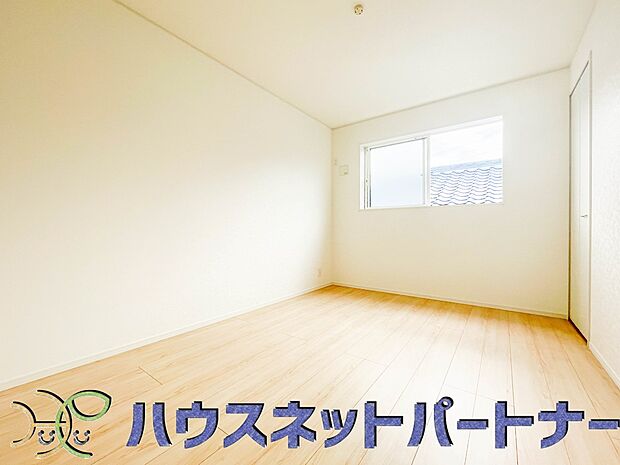 独立性を高めたお部屋。たっぷりの収納も配備しており、片付いた空間を現実出来そう。陽光も降り注ぐ明るく開放的な空間が魅力的。