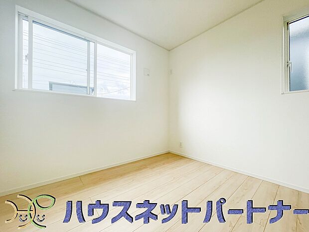 手すりがないと階段の昇り降りで危険なことはもちろん、壁に手をつきながら歩くことで壁紙が汚れやすくなります。すべての方に安心して昇り降りしていただくため、手すりを設置しました。