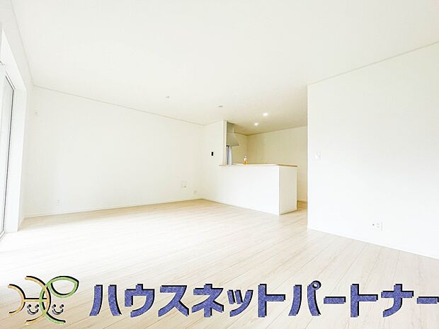 明るく開放的なダイニング。家族とのコミュニケーションが取りやすく、みんなの笑顔が溢れます