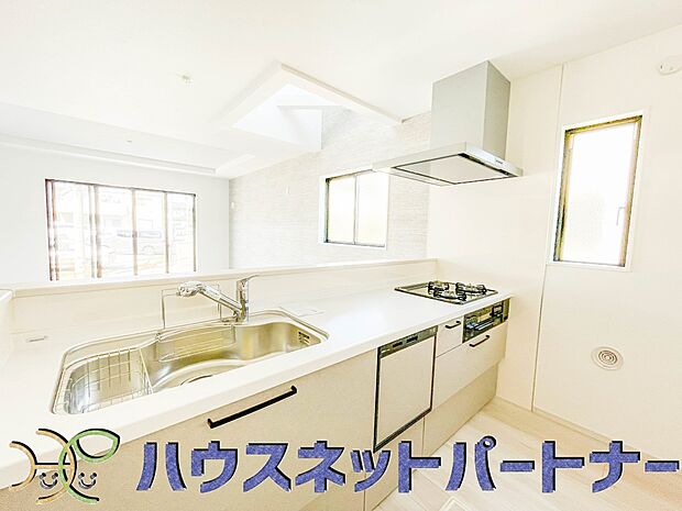 三口コンロで料理の幅を拡げてくれる使いやすいシステムキッチンを採用。洗い場も大きいので野菜や食器を洗ったりする際にも捗り、奥様の強い味方となってくれるはずです。